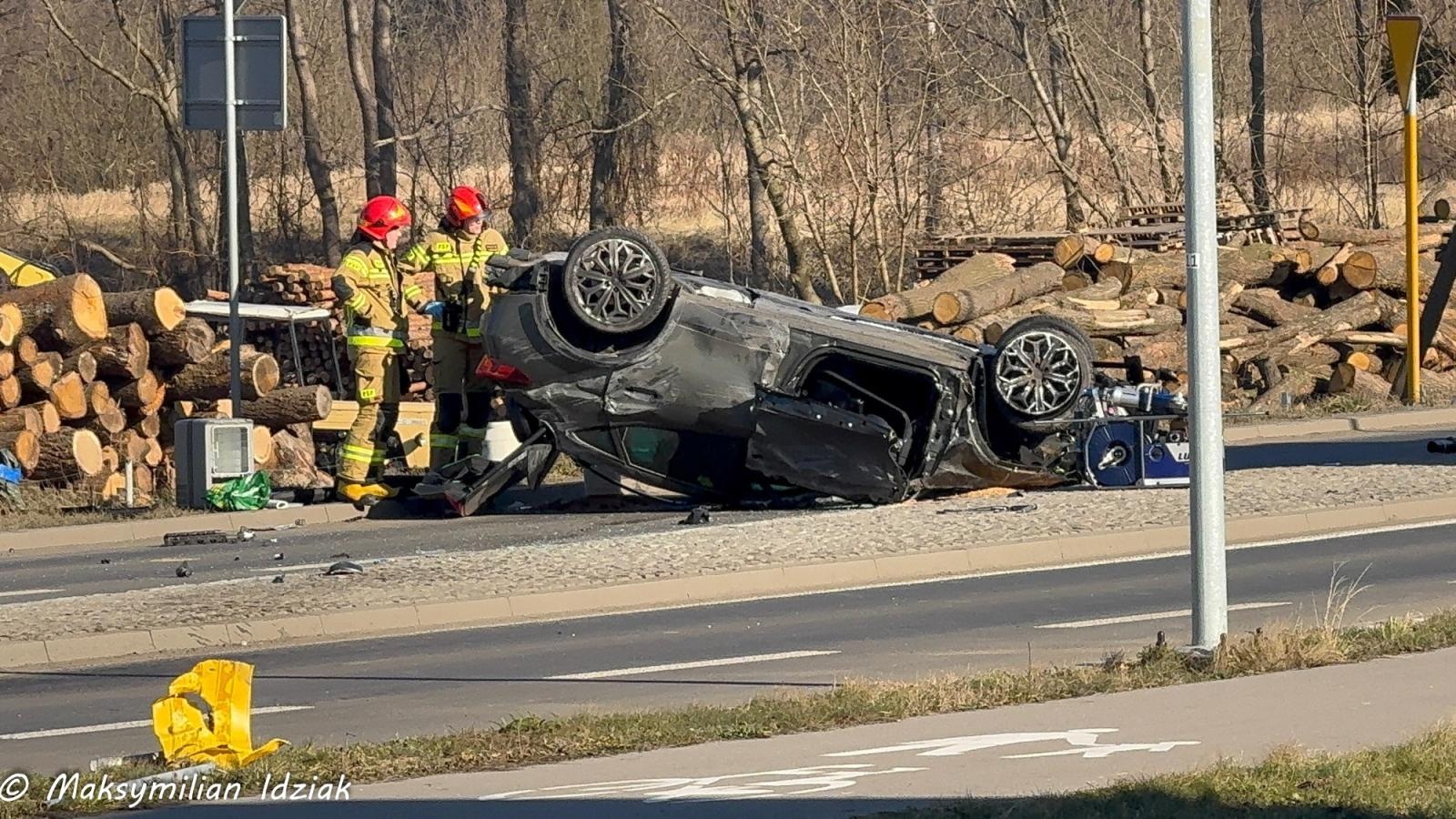 Zdjęcie w galerii na portalu naszraciborz.pl: Dachowanie na Rybnickiej w Rzuchowie [FOTO] wiadomości z regionu
