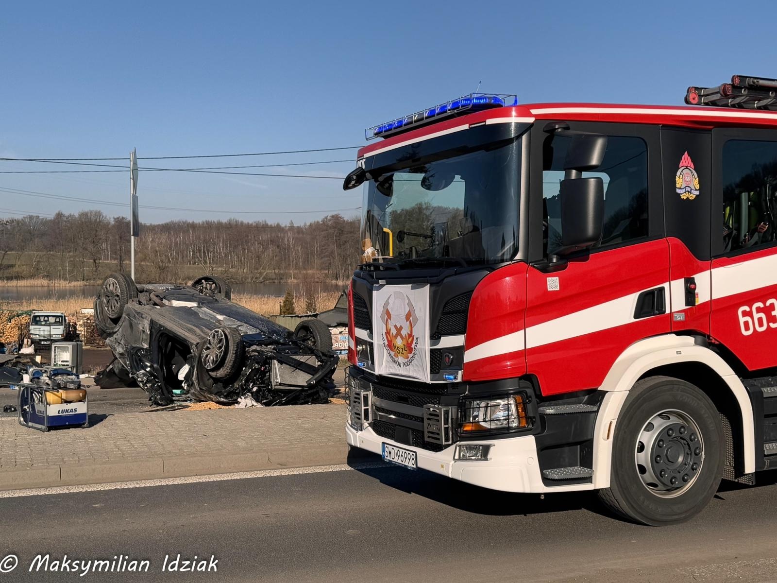 Zdjęcie w galerii na portalu naszraciborz.pl: Dachowanie na Rybnickiej w Rzuchowie [FOTO] wiadomości z regionu