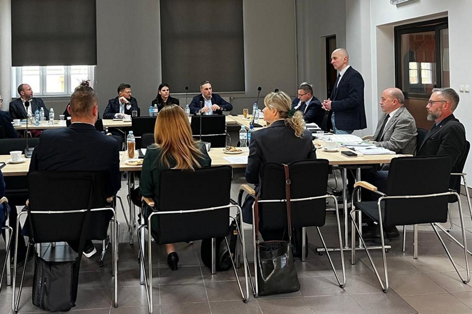 Zdjęcie w galerii na portalu naszraciborz.pl: Odprawa pionu cudzoziemskiego Śląskiego Oddziału Straży Granicznej wiadomości z regionu