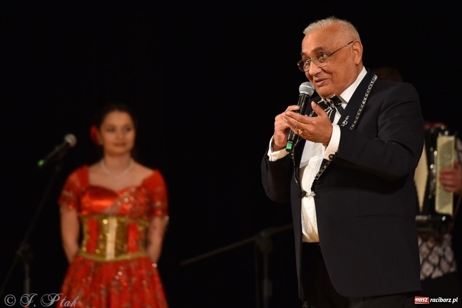 Zdjęcie w galerii na portalu naszraciborz.pl: Od czardasza do przeboju – Don Vasyl zachwycił publiczność wiadomości z regionu