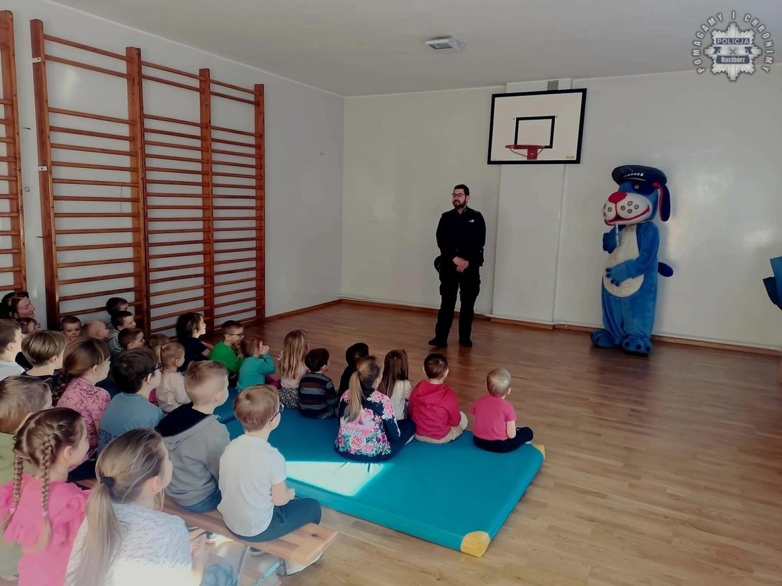 Zdjęcie w galerii na portalu naszraciborz.pl: Dzielnicowy na spotkaniu z dziećmi w Budziskach wiadomości z regionu