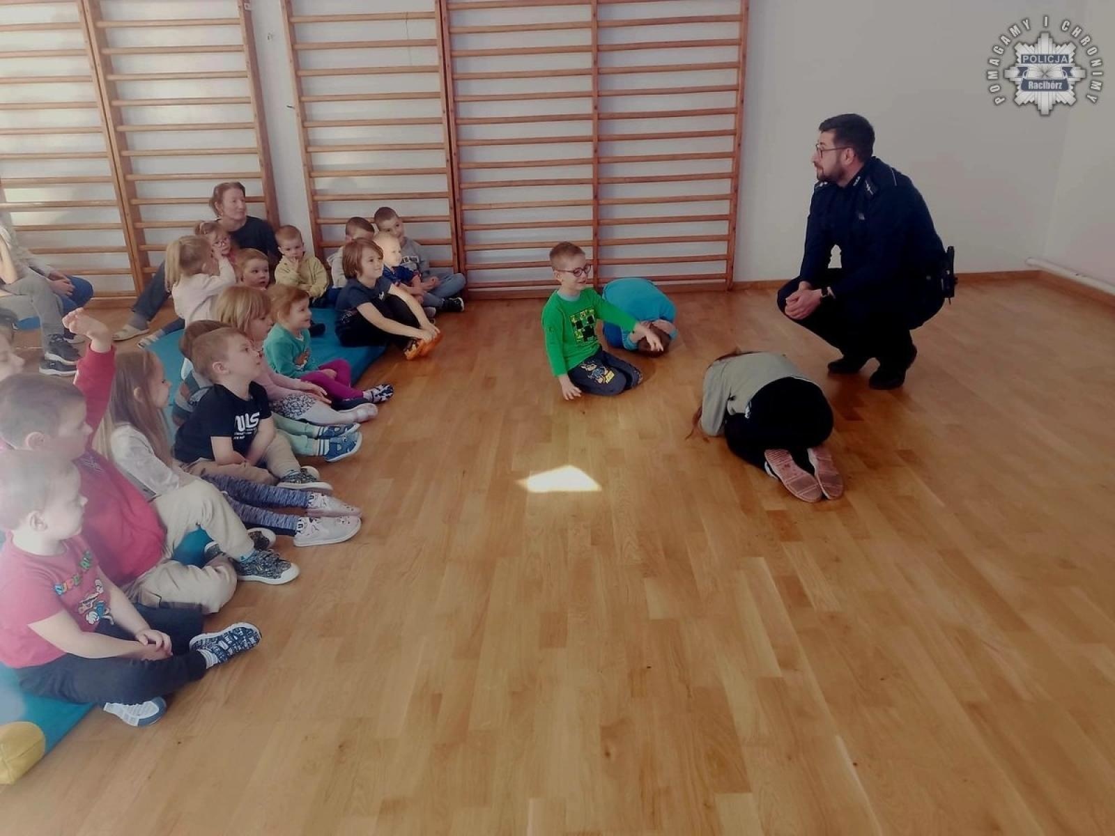 Zdjęcie w galerii na portalu naszraciborz.pl: Dzielnicowy na spotkaniu z dziećmi w Budziskach wiadomości z regionu