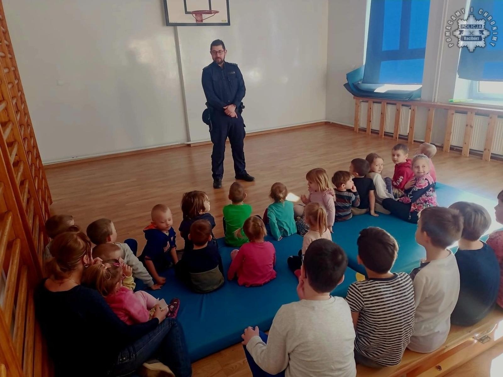 Zdjęcie w galerii na portalu naszraciborz.pl: Dzielnicowy na spotkaniu z dziećmi w Budziskach wiadomości z regionu