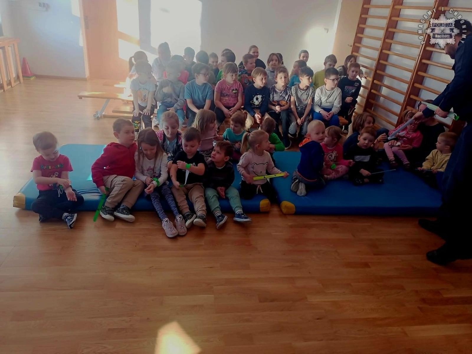 Zdjęcie w galerii na portalu naszraciborz.pl: Dzielnicowy na spotkaniu z dziećmi w Budziskach wiadomości z regionu