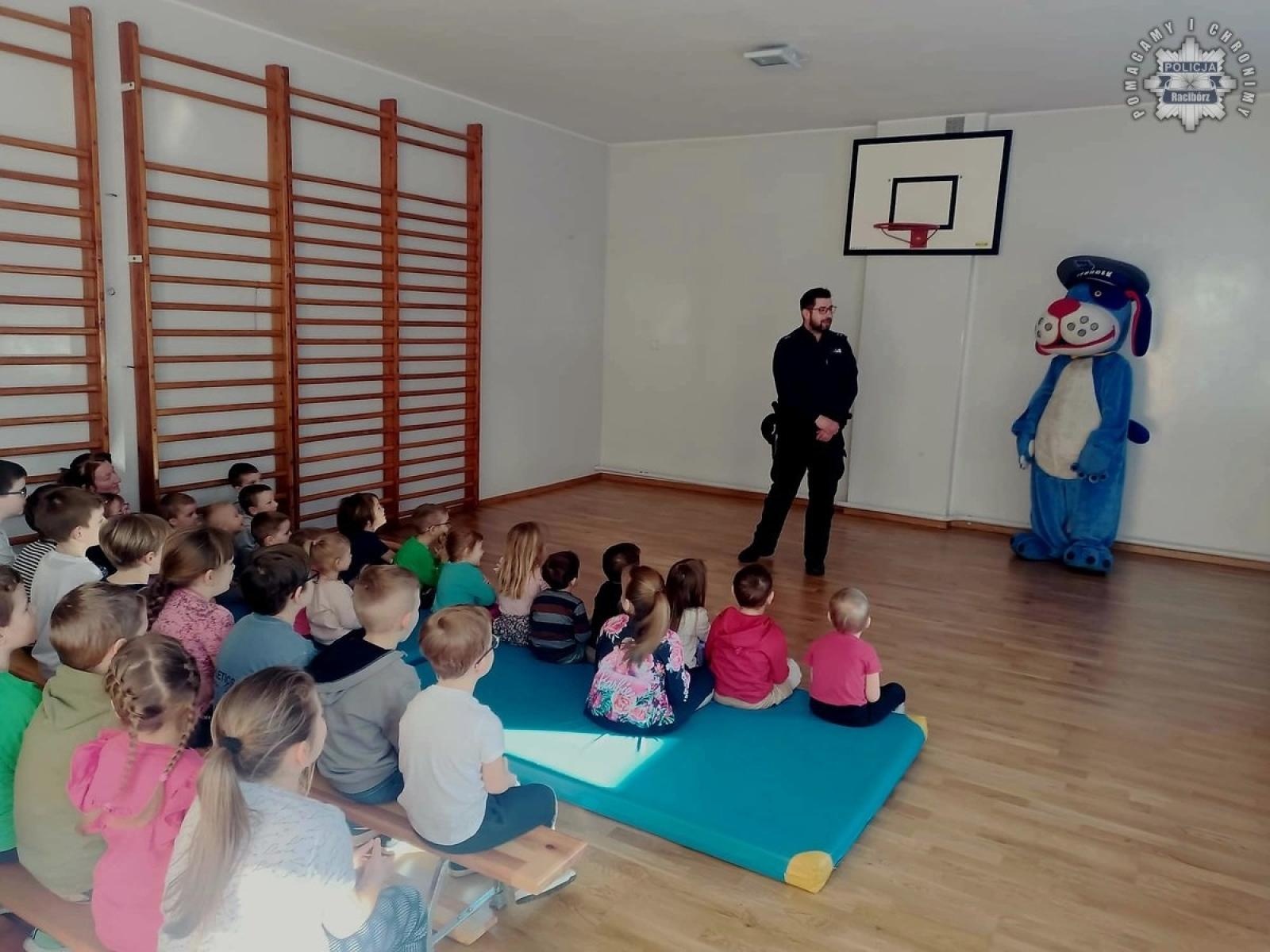 Zdjęcie w galerii na portalu naszraciborz.pl: Dzielnicowy na spotkaniu z dziećmi w Budziskach wiadomości z regionu