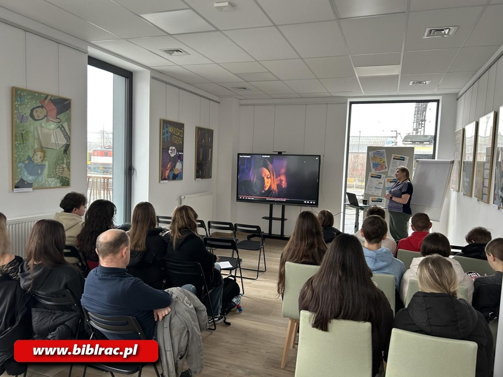 Zdjęcie w galerii na portalu naszraciborz.pl: Dzień Bezpiecznego Internetu na Stacji Młodych wiadomości z regionu