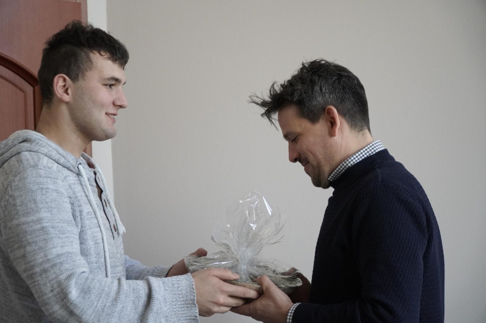 Zdjęcie w galerii na portalu naszraciborz.pl: Uczeń Szkoły Specjalnej w Raciborzu otrzymał skierowanie na mieszkanie miejskie wiadomości z regionu