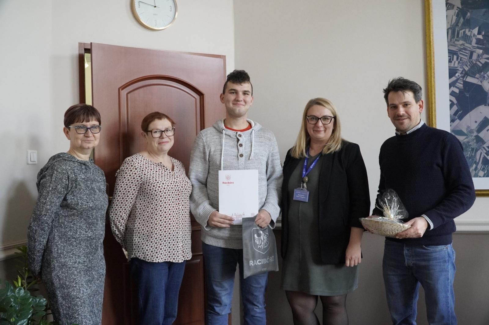 Zdjęcie w galerii na portalu naszraciborz.pl: Uczeń Szkoły Specjalnej w Raciborzu otrzymał skierowanie na mieszkanie miejskie wiadomości z regionu