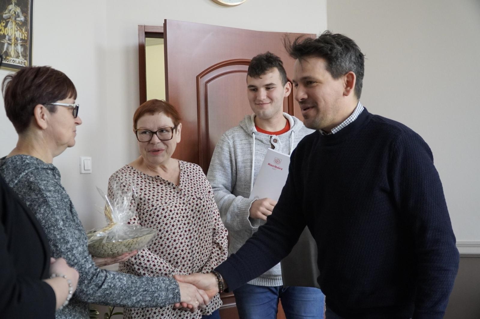 Zdjęcie w galerii na portalu naszraciborz.pl: Uczeń Szkoły Specjalnej w Raciborzu otrzymał skierowanie na mieszkanie miejskie wiadomości z regionu