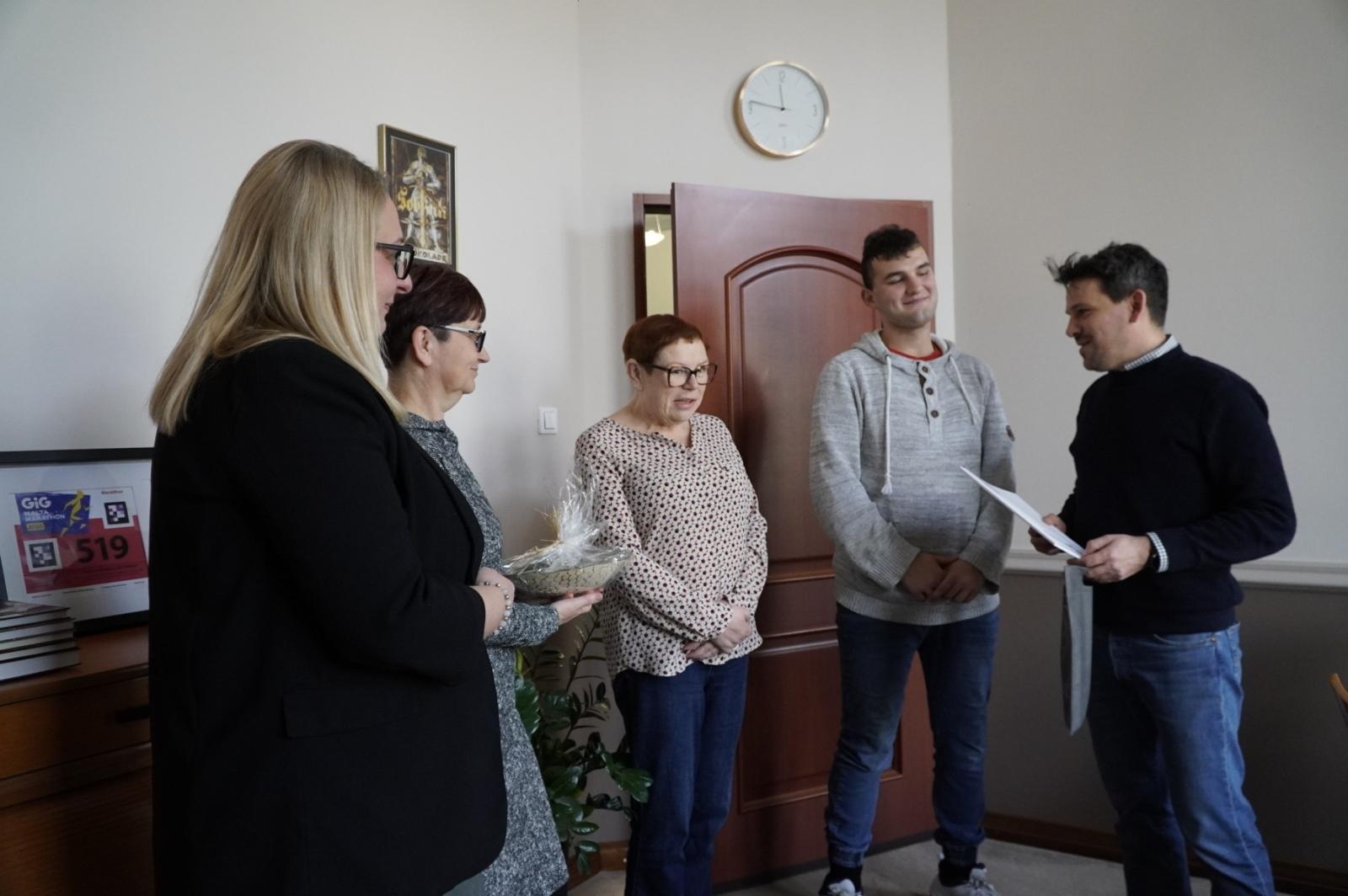 Zdjęcie w galerii na portalu naszraciborz.pl: Uczeń Szkoły Specjalnej w Raciborzu otrzymał skierowanie na mieszkanie miejskie wiadomości z regionu