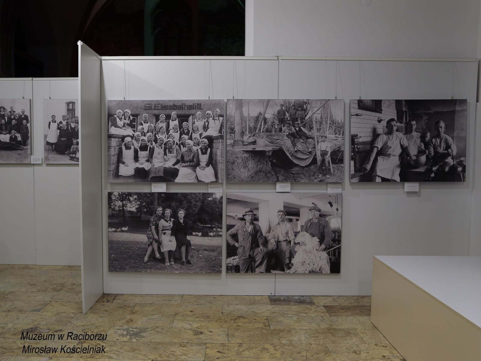 Zdjęcie w galerii na portalu naszraciborz.pl: Sąsiedzi. Od narodzin aż po śmierć. Nowa wystawa w Muzeum czeka na pasjonatów historii wiadomości z regionu