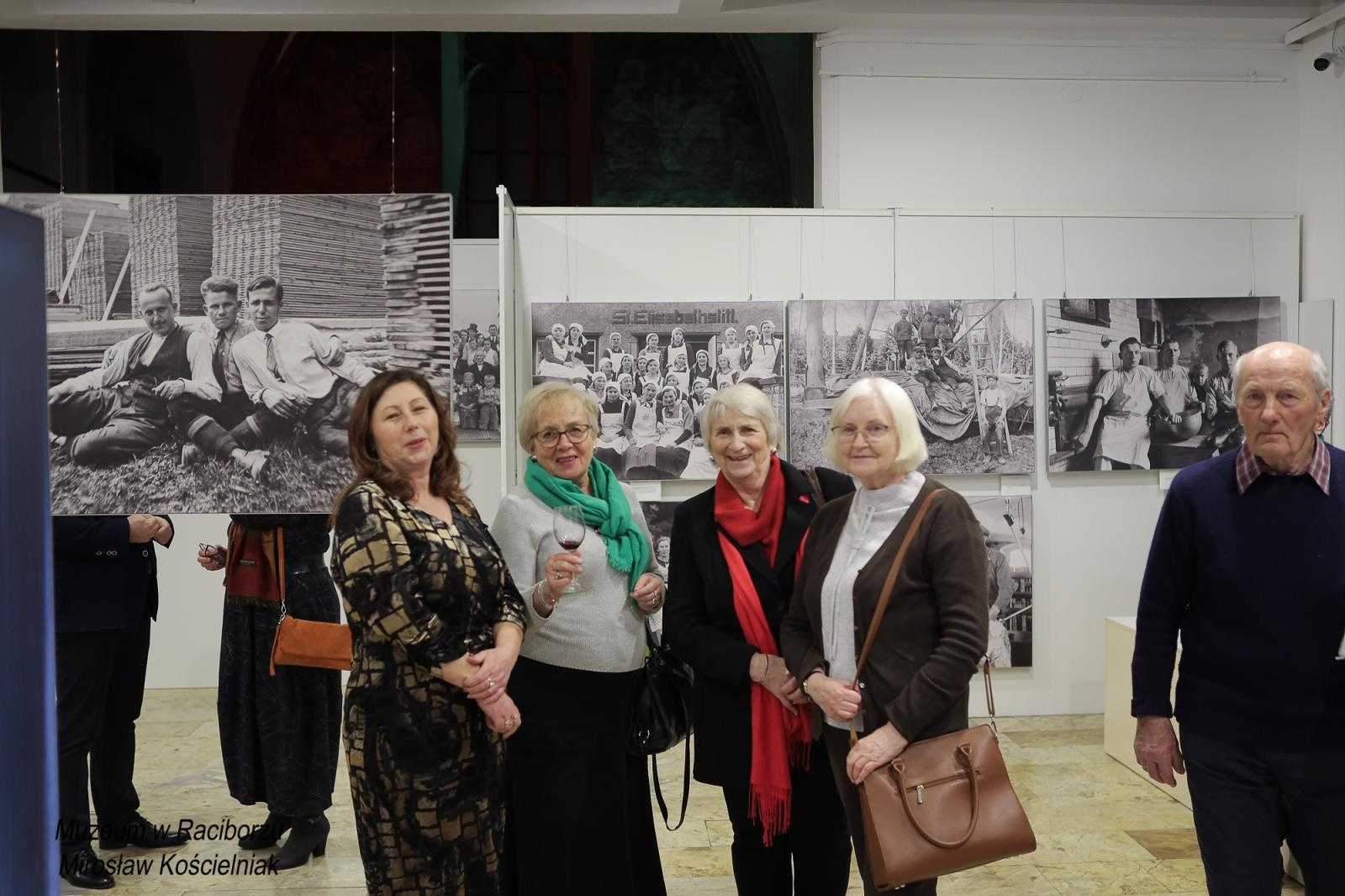 Zdjęcie w galerii na portalu naszraciborz.pl: Sąsiedzi. Od narodzin aż po śmierć. Nowa wystawa w Muzeum czeka na pasjonatów historii wiadomości z regionu