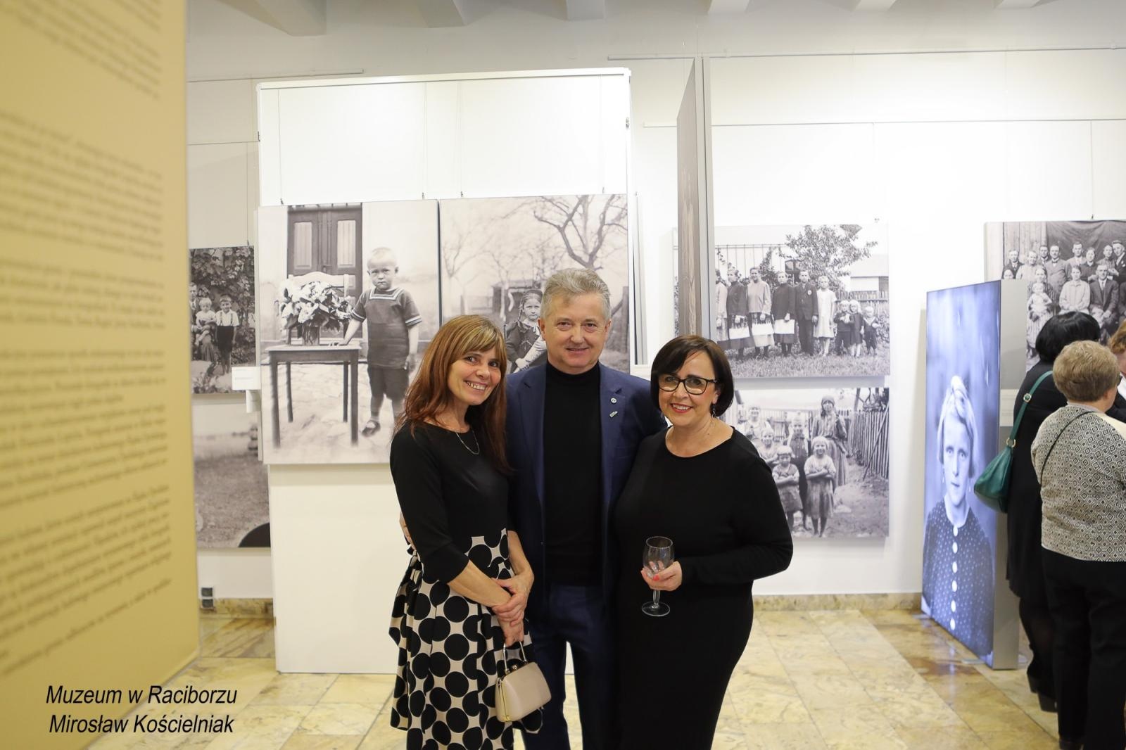 Zdjęcie w galerii na portalu naszraciborz.pl: Sąsiedzi. Od narodzin aż po śmierć. Nowa wystawa w Muzeum czeka na pasjonatów historii wiadomości z regionu