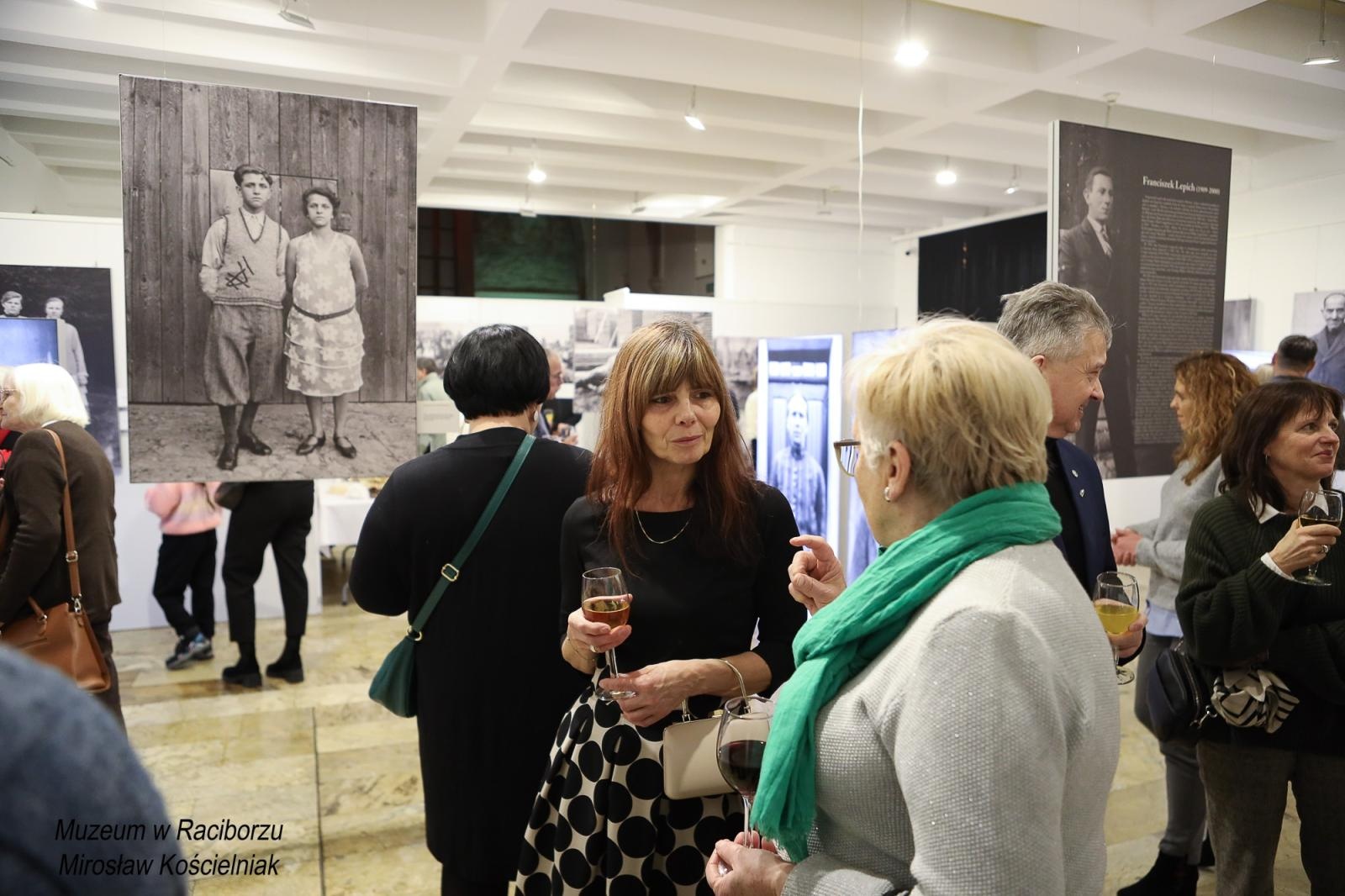 Zdjęcie w galerii na portalu naszraciborz.pl: Sąsiedzi. Od narodzin aż po śmierć. Nowa wystawa w Muzeum czeka na pasjonatów historii wiadomości z regionu