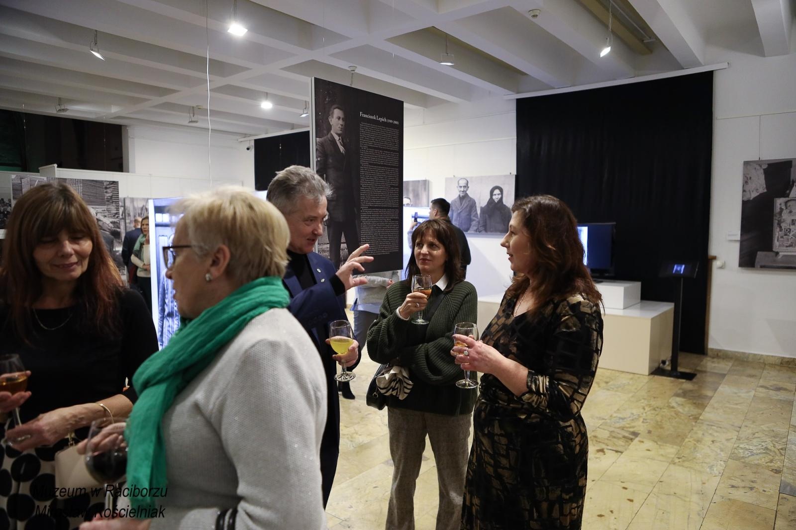 Zdjęcie w galerii na portalu naszraciborz.pl: Sąsiedzi. Od narodzin aż po śmierć. Nowa wystawa w Muzeum czeka na pasjonatów historii wiadomości z regionu