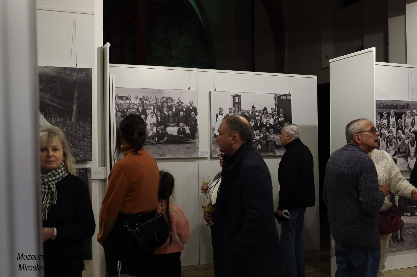 Zdjęcie w galerii na portalu naszraciborz.pl: Sąsiedzi. Od narodzin aż po śmierć. Nowa wystawa w Muzeum czeka na pasjonatów historii wiadomości z regionu