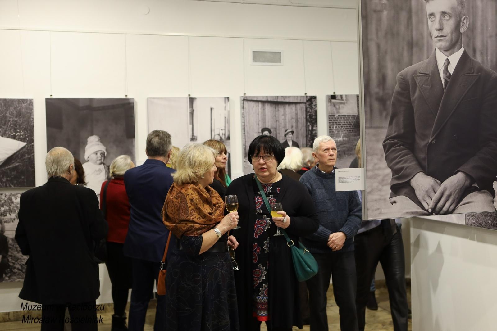 Zdjęcie w galerii na portalu naszraciborz.pl: Sąsiedzi. Od narodzin aż po śmierć. Nowa wystawa w Muzeum czeka na pasjonatów historii wiadomości z regionu