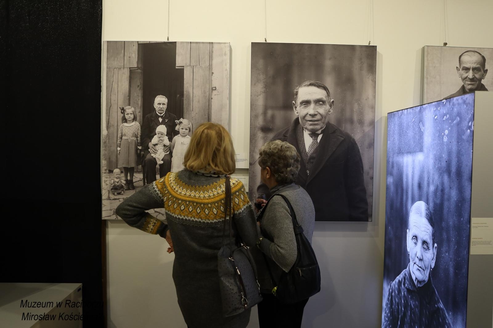 Zdjęcie w galerii na portalu naszraciborz.pl: Sąsiedzi. Od narodzin aż po śmierć. Nowa wystawa w Muzeum czeka na pasjonatów historii wiadomości z regionu