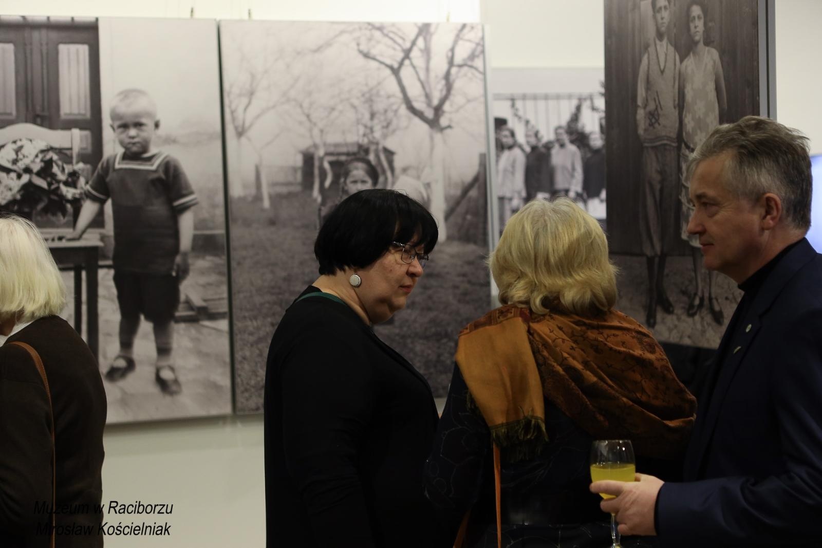 Zdjęcie w galerii na portalu naszraciborz.pl: Sąsiedzi. Od narodzin aż po śmierć. Nowa wystawa w Muzeum czeka na pasjonatów historii wiadomości z regionu