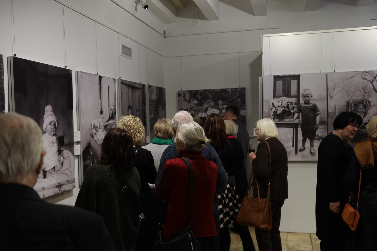 Zdjęcie w galerii na portalu naszraciborz.pl: Sąsiedzi. Od narodzin aż po śmierć. Nowa wystawa w Muzeum czeka na pasjonatów historii wiadomości z regionu