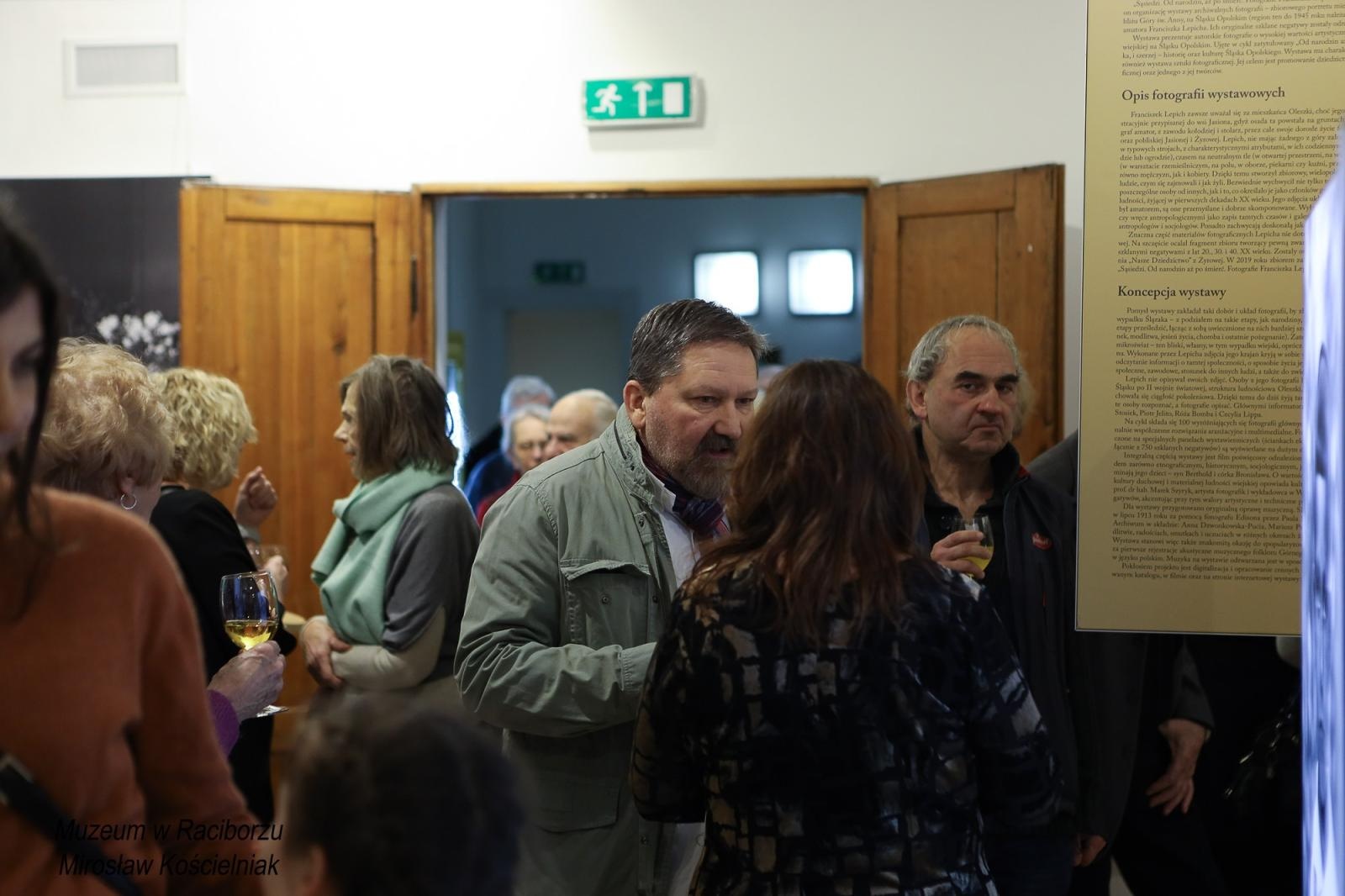 Zdjęcie w galerii na portalu naszraciborz.pl: Sąsiedzi. Od narodzin aż po śmierć. Nowa wystawa w Muzeum czeka na pasjonatów historii wiadomości z regionu