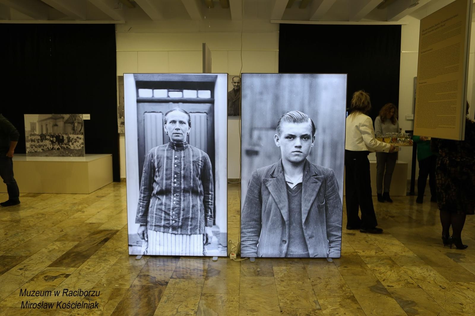 Zdjęcie w galerii na portalu naszraciborz.pl: Sąsiedzi. Od narodzin aż po śmierć. Nowa wystawa w Muzeum czeka na pasjonatów historii wiadomości z regionu