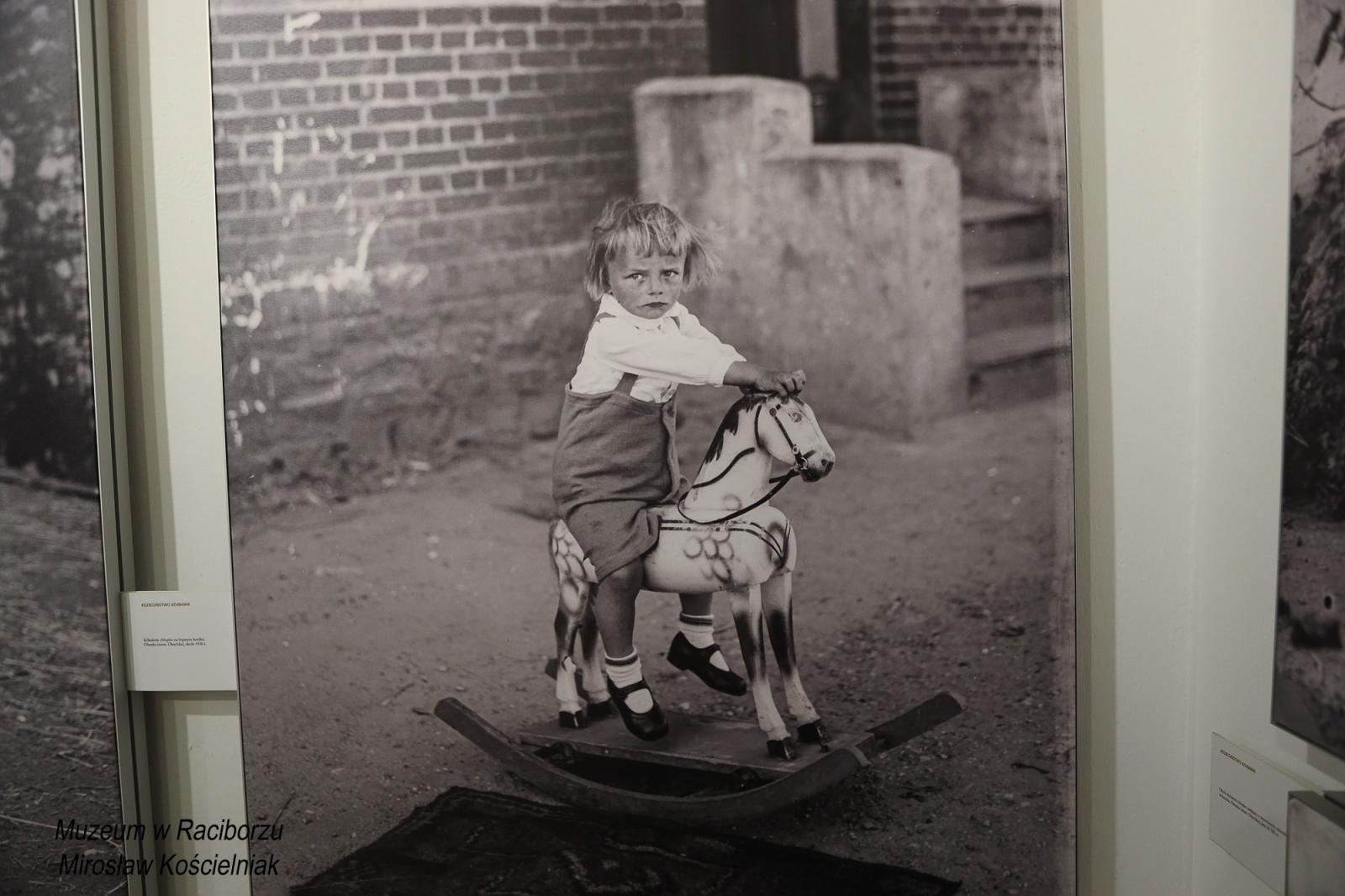 Zdjęcie w galerii na portalu naszraciborz.pl: Sąsiedzi. Od narodzin aż po śmierć. Nowa wystawa w Muzeum czeka na pasjonatów historii wiadomości z regionu