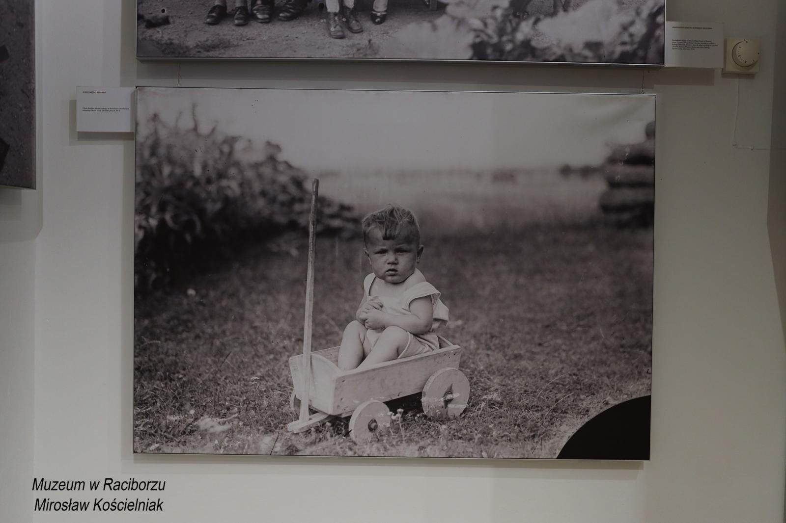 Zdjęcie w galerii na portalu naszraciborz.pl: Sąsiedzi. Od narodzin aż po śmierć. Nowa wystawa w Muzeum czeka na pasjonatów historii wiadomości z regionu