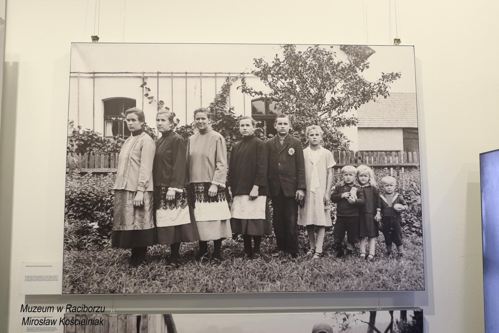 Zdjęcie w galerii na portalu naszraciborz.pl: Sąsiedzi. Od narodzin aż po śmierć. Nowa wystawa w Muzeum czeka na pasjonatów historii wiadomości z regionu