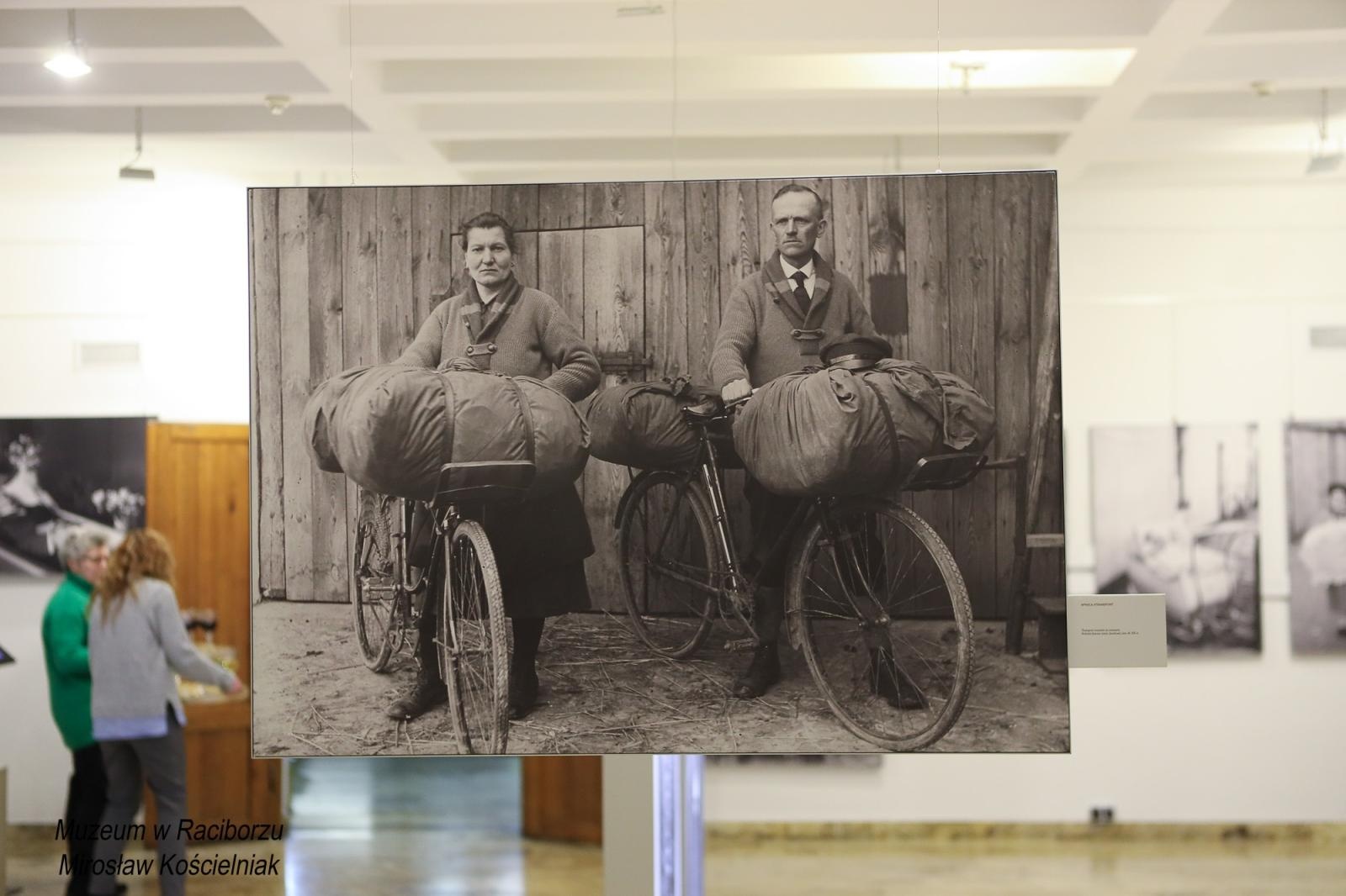 Zdjęcie w galerii na portalu naszraciborz.pl: Sąsiedzi. Od narodzin aż po śmierć. Nowa wystawa w Muzeum czeka na pasjonatów historii wiadomości z regionu