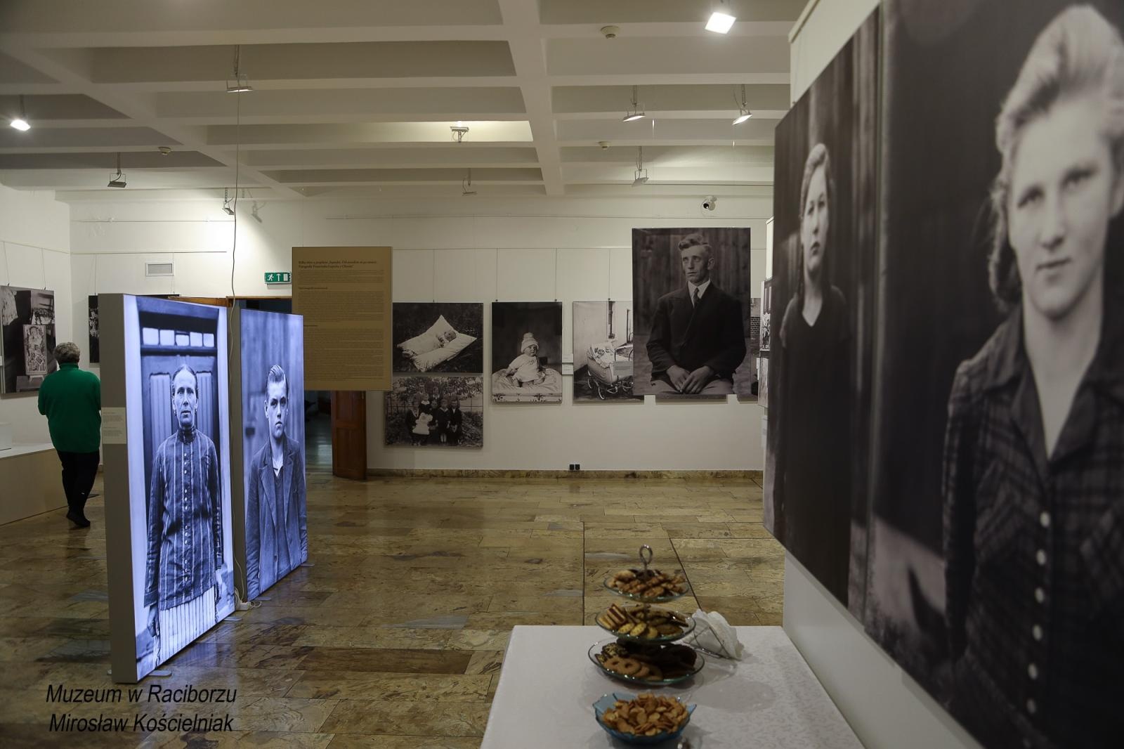 Zdjęcie w galerii na portalu naszraciborz.pl: Sąsiedzi. Od narodzin aż po śmierć. Nowa wystawa w Muzeum czeka na pasjonatów historii wiadomości z regionu