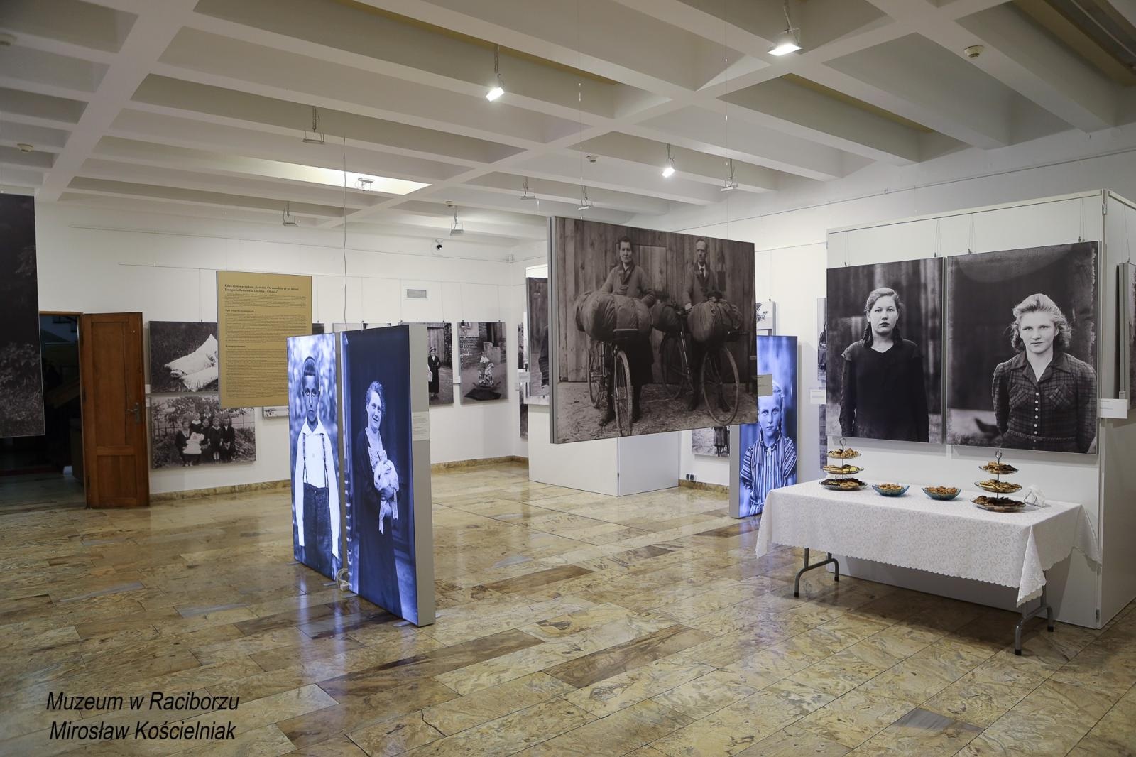 Zdjęcie w galerii na portalu naszraciborz.pl: Sąsiedzi. Od narodzin aż po śmierć. Nowa wystawa w Muzeum czeka na pasjonatów historii wiadomości z regionu