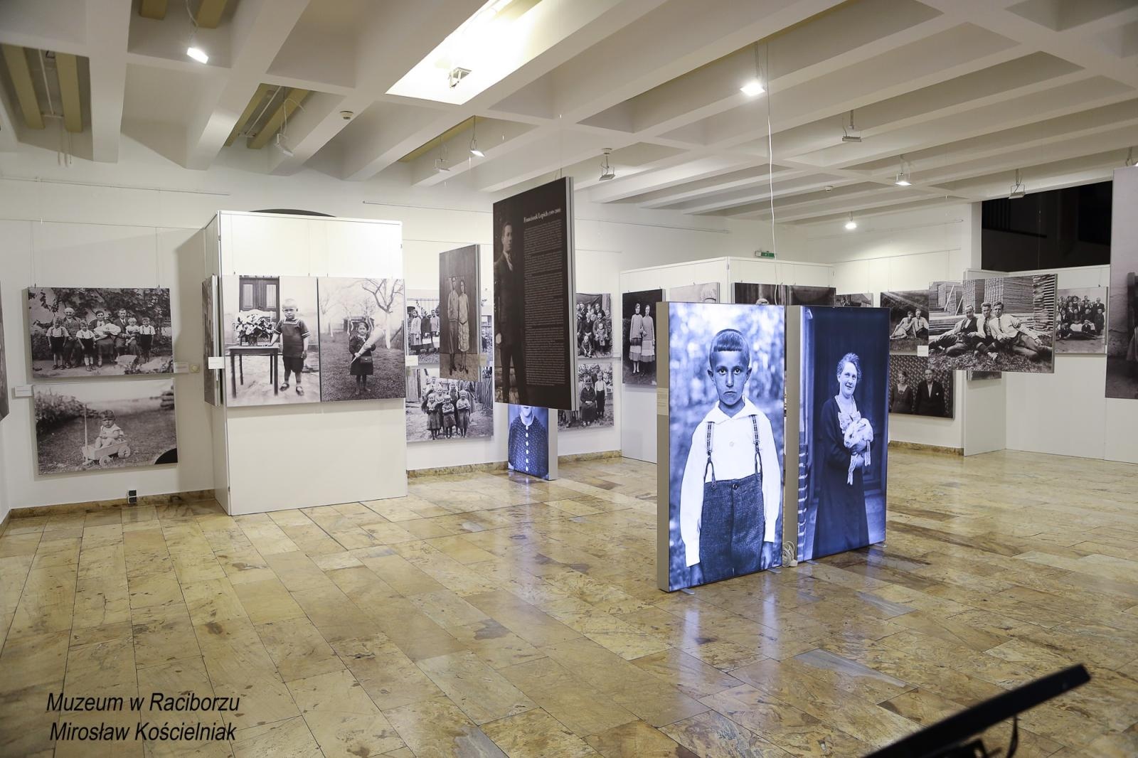 Zdjęcie w galerii na portalu naszraciborz.pl: Sąsiedzi. Od narodzin aż po śmierć. Nowa wystawa w Muzeum czeka na pasjonatów historii wiadomości z regionu