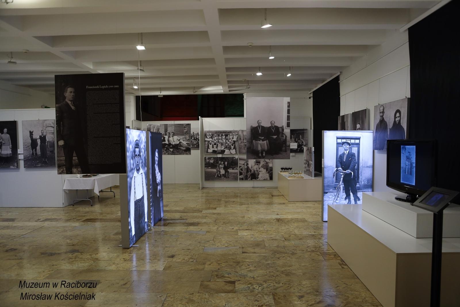 Zdjęcie w galerii na portalu naszraciborz.pl: Sąsiedzi. Od narodzin aż po śmierć. Nowa wystawa w Muzeum czeka na pasjonatów historii wiadomości z regionu