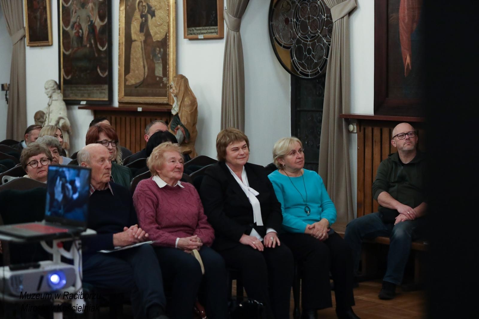 Zdjęcie w galerii na portalu naszraciborz.pl: Sąsiedzi. Od narodzin aż po śmierć. Nowa wystawa w Muzeum czeka na pasjonatów historii wiadomości z regionu
