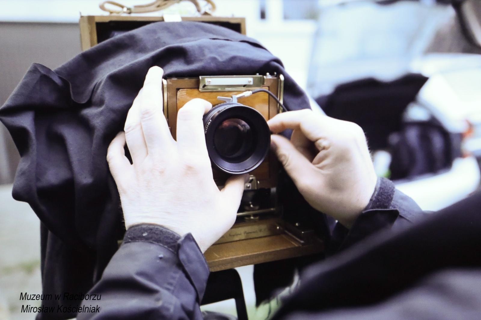 Zdjęcie w galerii na portalu naszraciborz.pl: Sąsiedzi. Od narodzin aż po śmierć. Nowa wystawa w Muzeum czeka na pasjonatów historii wiadomości z regionu