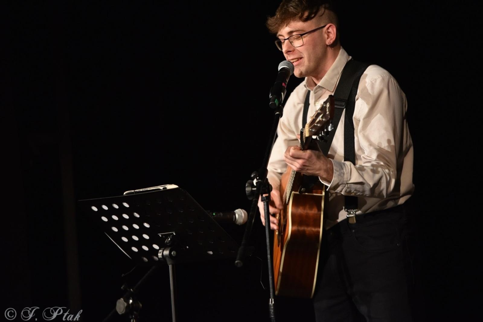 Zdjęcie w galerii na portalu naszraciborz.pl: Wieczór Otwartego Mikrofonu w Raciborzu – muzyka, taniec i poezja wiadomości z regionu