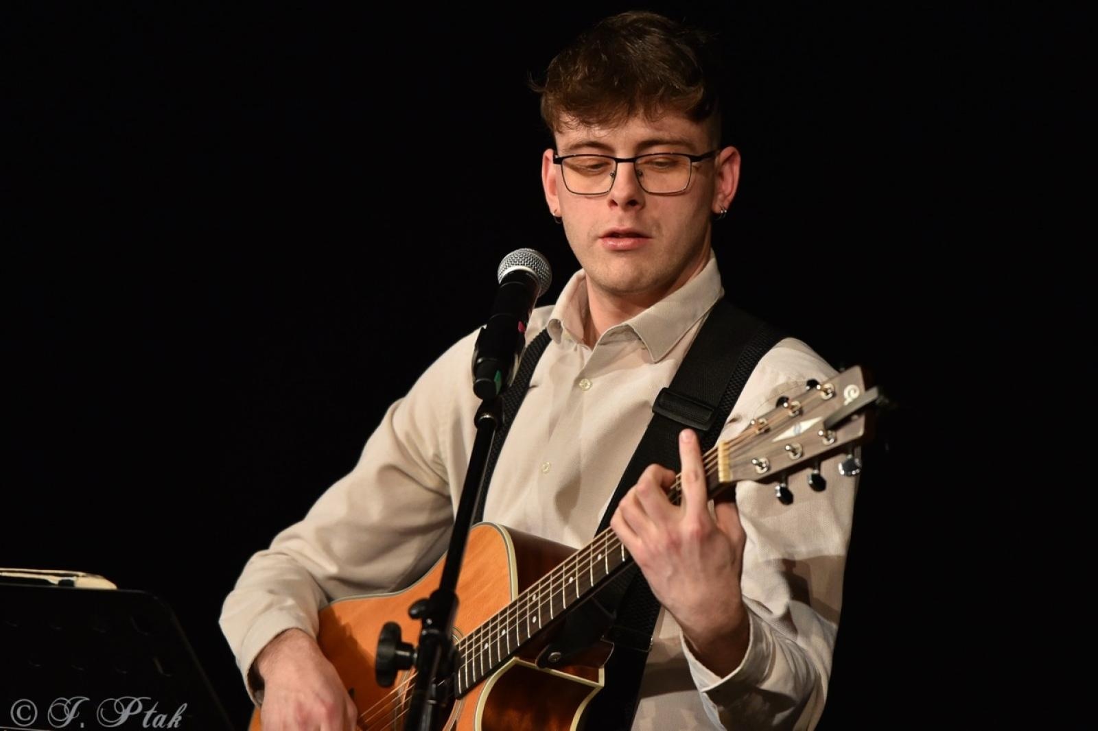 Zdjęcie w galerii na portalu naszraciborz.pl: Wieczór Otwartego Mikrofonu w Raciborzu – muzyka, taniec i poezja wiadomości z regionu