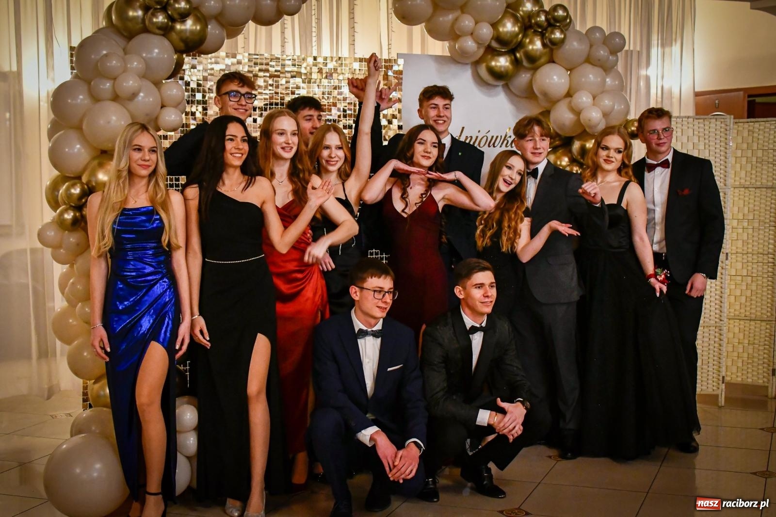 Zdjęcie w galerii na portalu naszraciborz.pl: Wielki bal studniówkowy ZSO nr 1 - I LO i Liceum Sztuk Plastycznych [FOTO i WIDEO] wiadomości z regionu