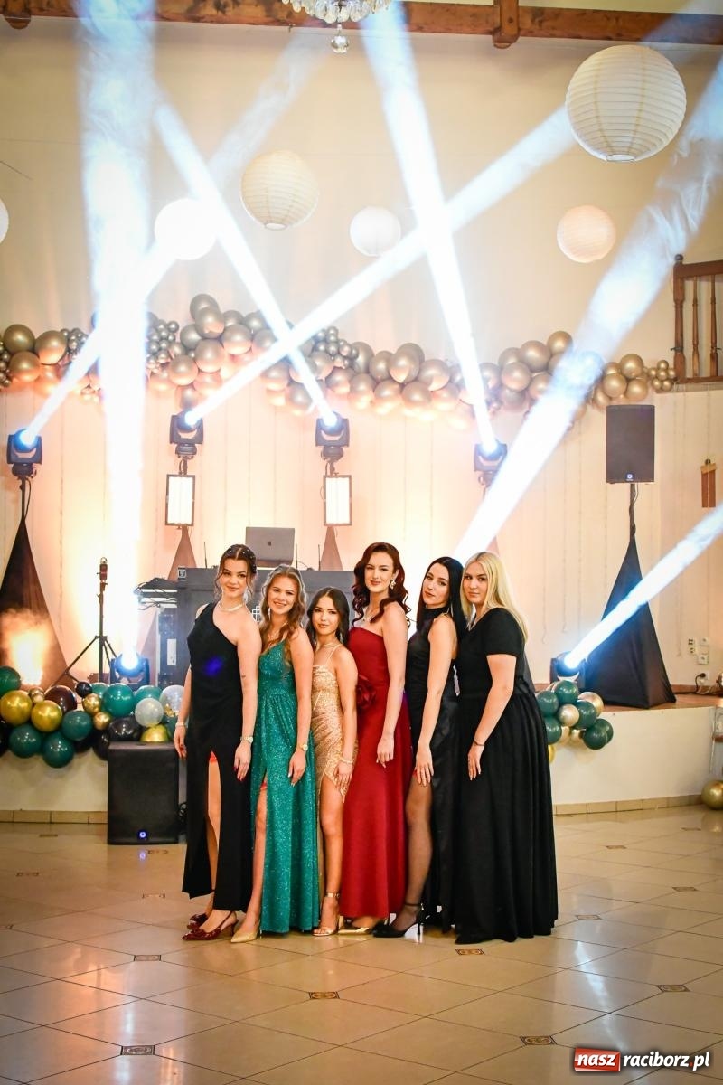 Zdjęcie w galerii na portalu naszraciborz.pl: Wielki bal studniówkowy ZSO nr 1 - I LO i Liceum Sztuk Plastycznych [FOTO i WIDEO] wiadomości z regionu