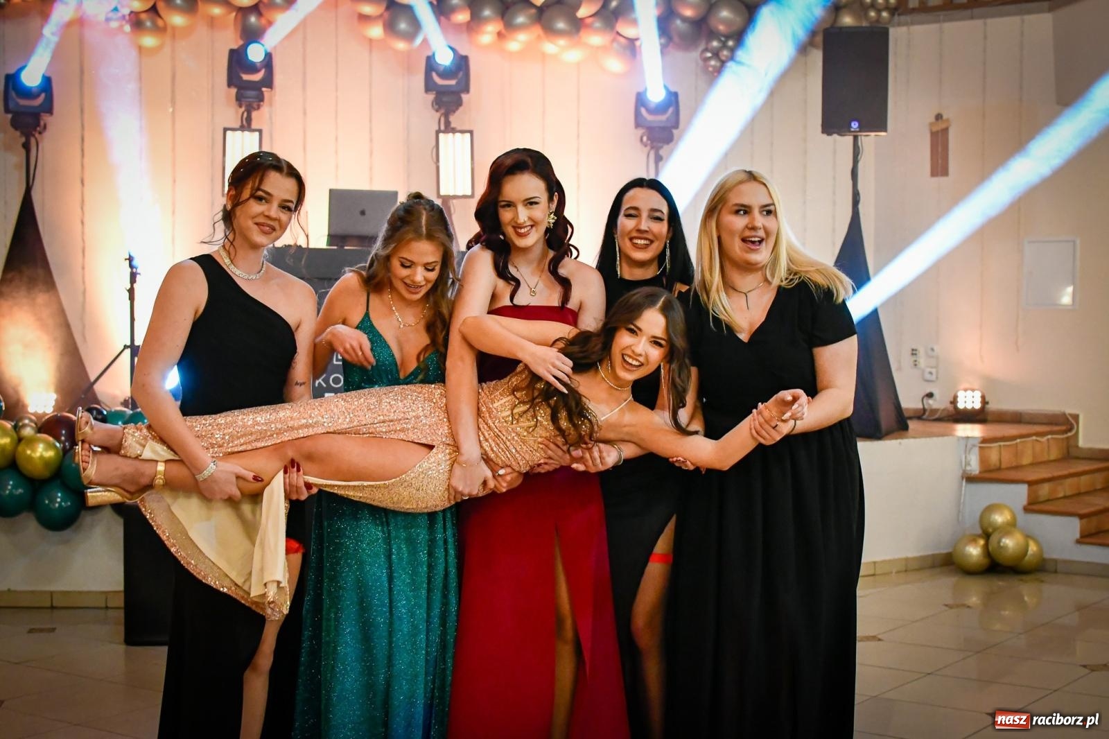 Zdjęcie w galerii na portalu naszraciborz.pl: Wielki bal studniówkowy ZSO nr 1 - I LO i Liceum Sztuk Plastycznych [FOTO i WIDEO] wiadomości z regionu
