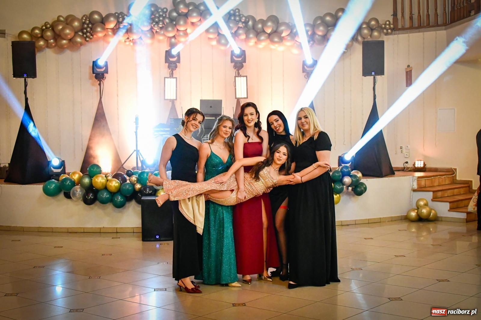 Zdjęcie w galerii na portalu naszraciborz.pl: Wielki bal studniówkowy ZSO nr 1 - I LO i Liceum Sztuk Plastycznych [FOTO i WIDEO] wiadomości z regionu