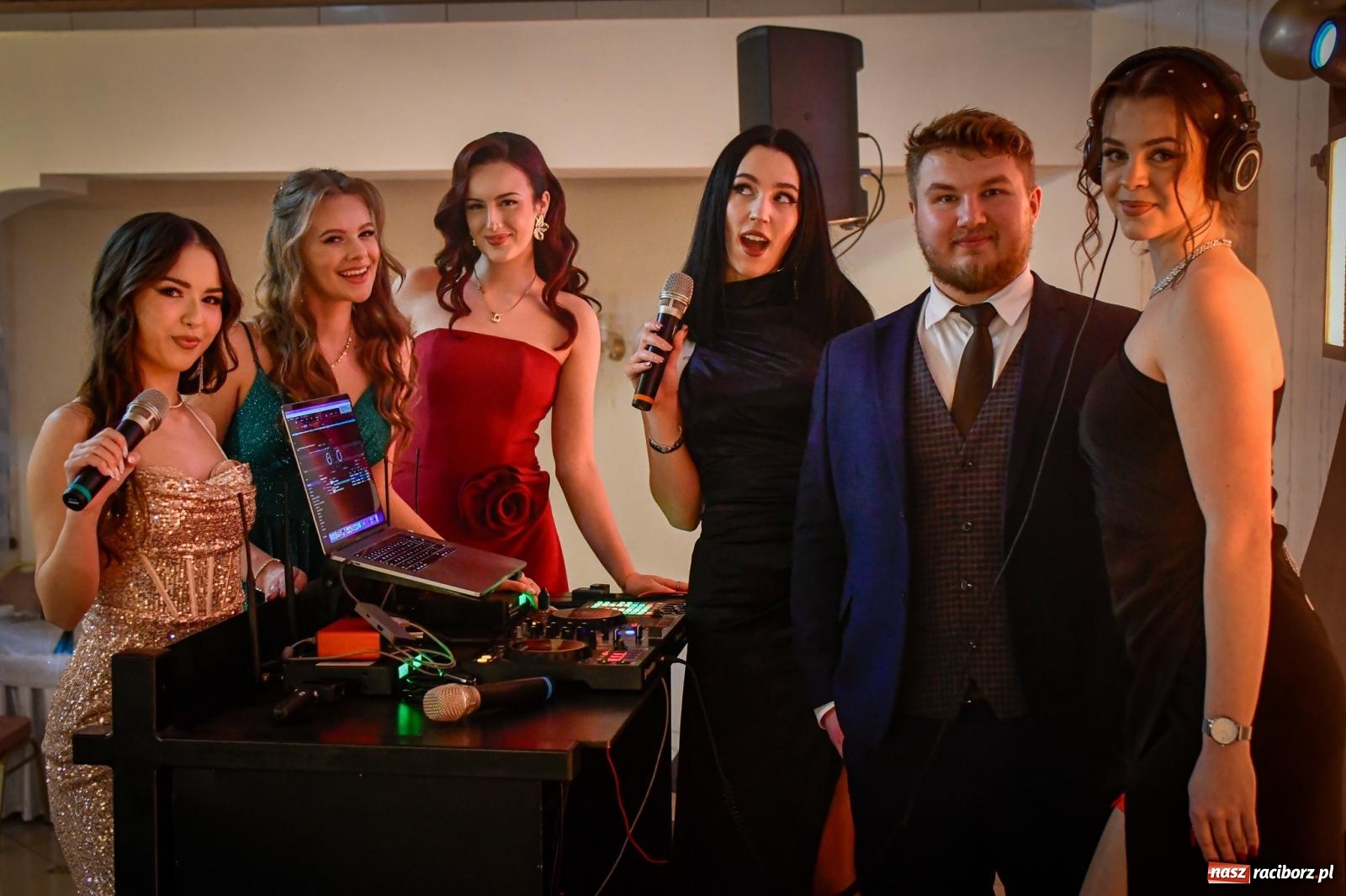 Zdjęcie w galerii na portalu naszraciborz.pl: Wielki bal studniówkowy ZSO nr 1 - I LO i Liceum Sztuk Plastycznych [FOTO i WIDEO] wiadomości z regionu