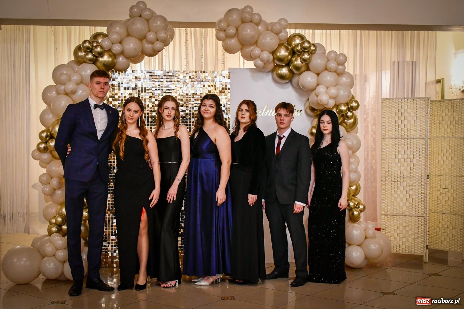 Zdjęcie w galerii na portalu naszraciborz.pl: Wielki bal studniówkowy ZSO nr 1 - I LO i Liceum Sztuk Plastycznych [FOTO i WIDEO] wiadomości z regionu