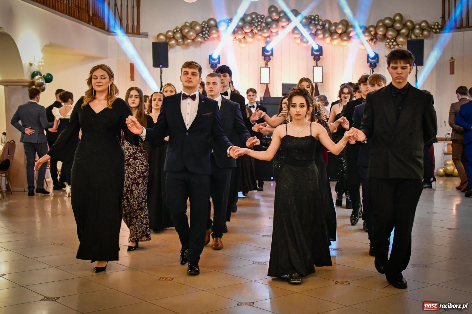 Zdjęcie w galerii na portalu naszraciborz.pl: Wielki bal studniówkowy ZSO nr 1 - I LO i Liceum Sztuk Plastycznych [FOTO i WIDEO] wiadomości z regionu