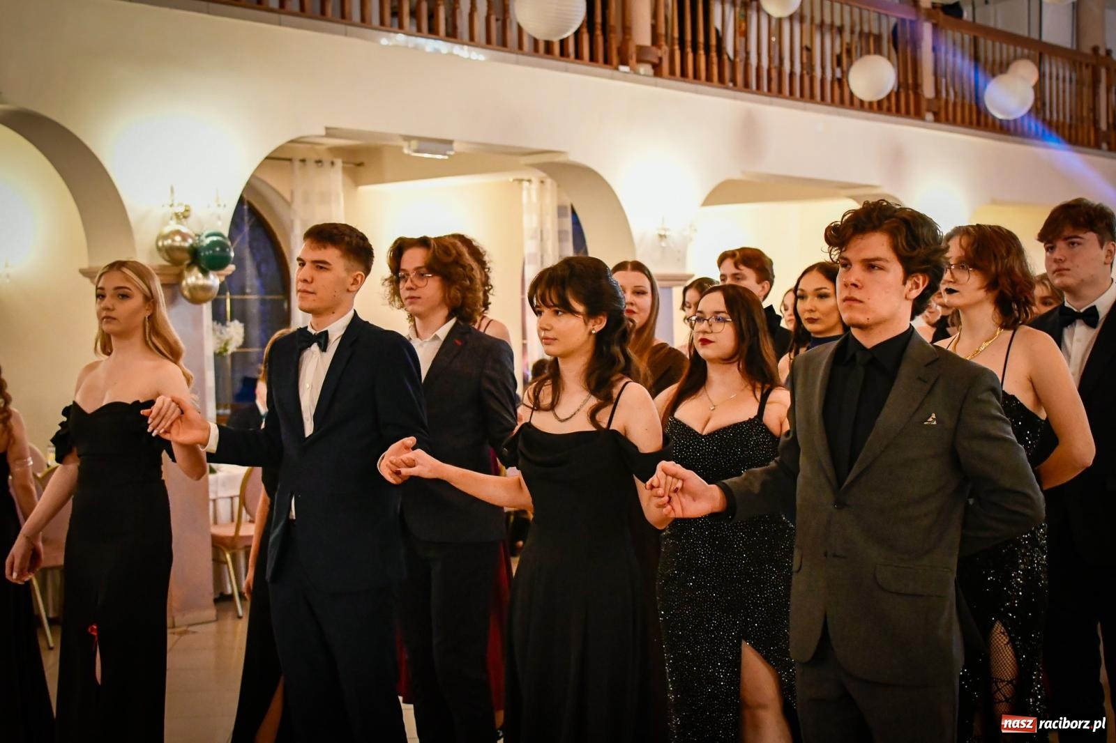 Zdjęcie w galerii na portalu naszraciborz.pl: Wielki bal studniówkowy ZSO nr 1 - I LO i Liceum Sztuk Plastycznych [FOTO i WIDEO] wiadomości z regionu