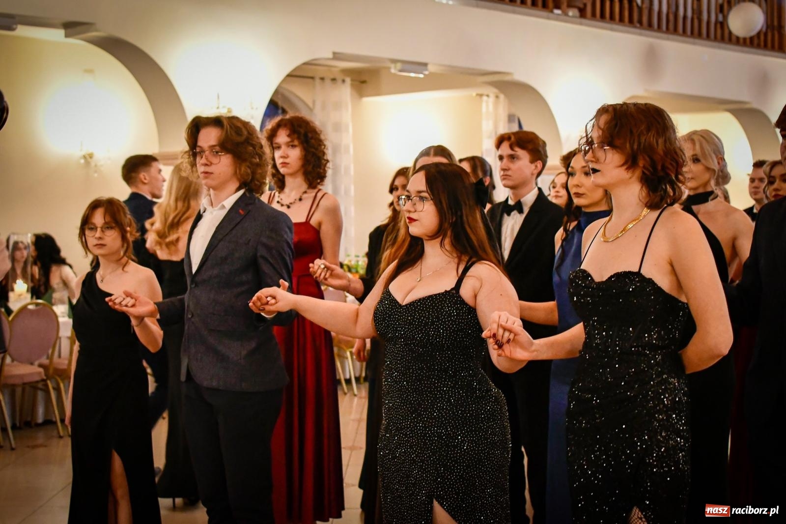 Zdjęcie w galerii na portalu naszraciborz.pl: Wielki bal studniówkowy ZSO nr 1 - I LO i Liceum Sztuk Plastycznych [FOTO i WIDEO] wiadomości z regionu