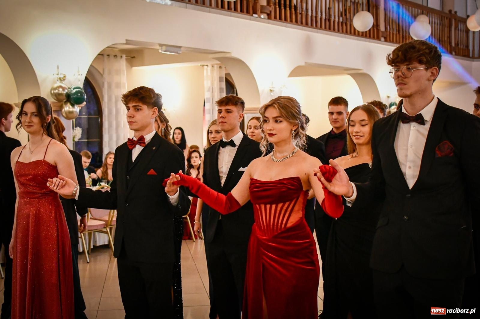 Zdjęcie w galerii na portalu naszraciborz.pl: Wielki bal studniówkowy ZSO nr 1 - I LO i Liceum Sztuk Plastycznych [FOTO i WIDEO] wiadomości z regionu