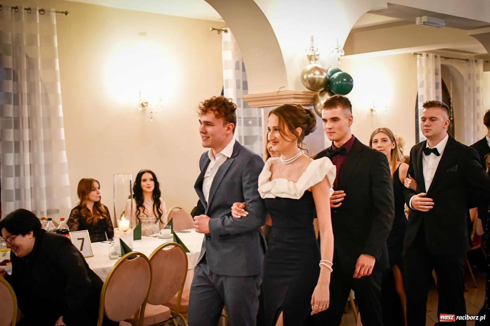 Zdjęcie w galerii na portalu naszraciborz.pl: Wielki bal studniówkowy ZSO nr 1 - I LO i Liceum Sztuk Plastycznych [FOTO i WIDEO] wiadomości z regionu