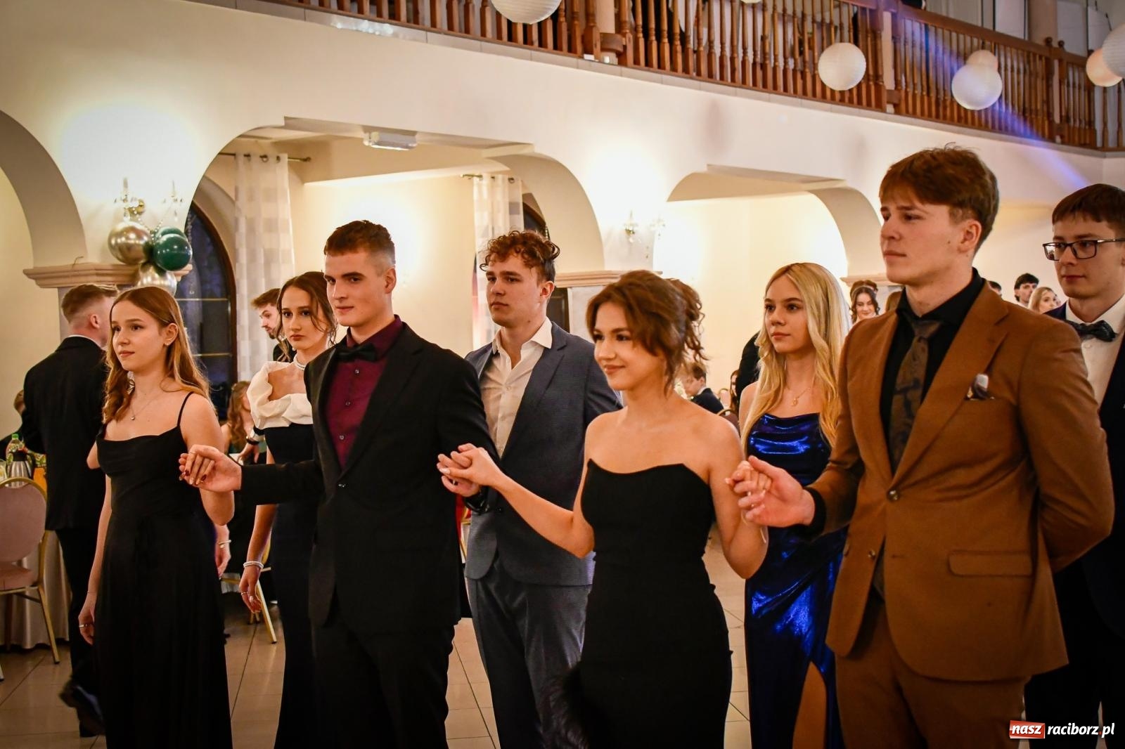 Zdjęcie w galerii na portalu naszraciborz.pl: Wielki bal studniówkowy ZSO nr 1 - I LO i Liceum Sztuk Plastycznych [FOTO i WIDEO] wiadomości z regionu